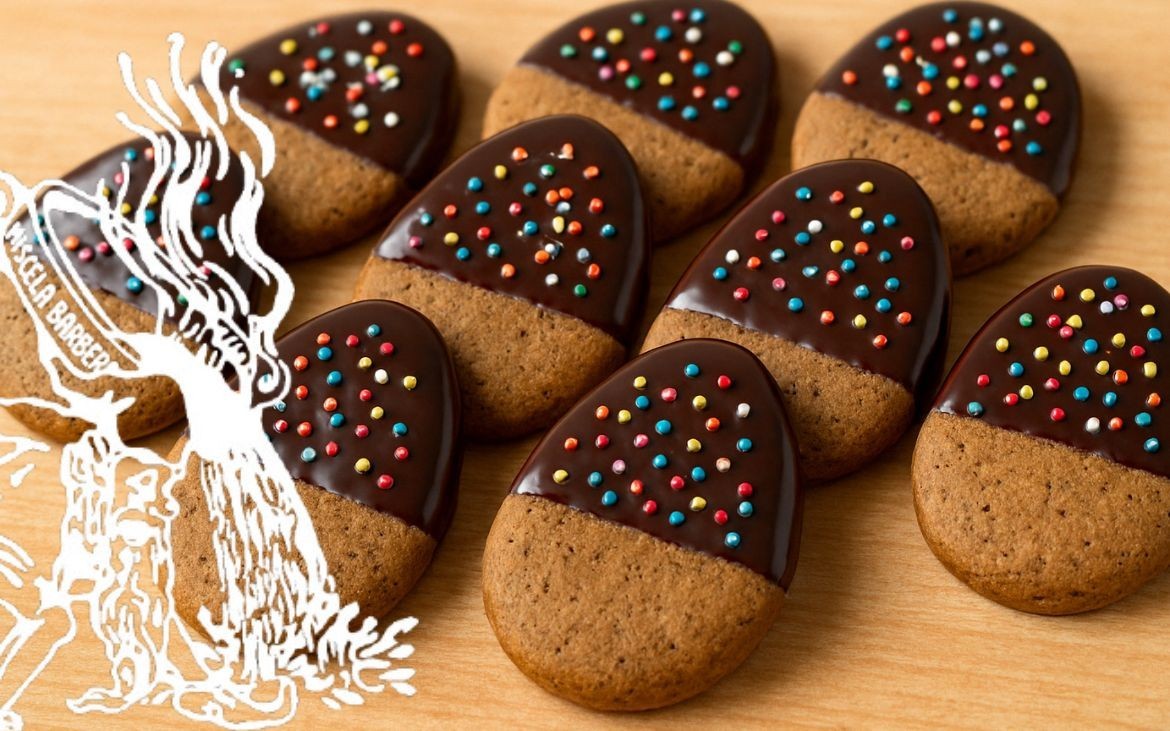 Biscotti di Pasqua al caffè e cioccolato a forma di uovo